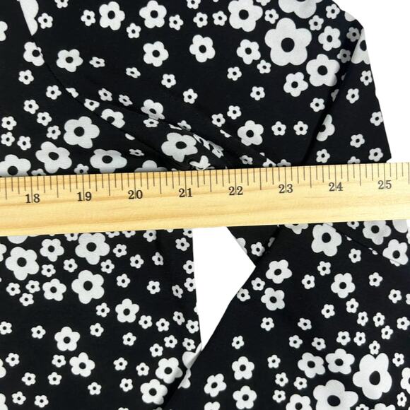 Michael Kors - Women's Black / White Flower Blouse - Size: Large - Picture 7 of 8